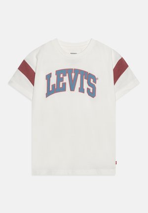 T-shirt bianco in cotone con strisce maroon corte sulle maniche, con la scritta blu "LEVI'S" sul petto in un design arcuato.