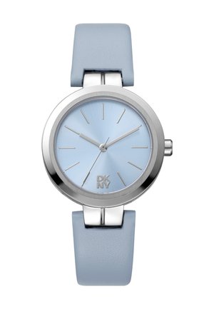 Montre bracelet ronde en argent avec un cadran bleu clair, des index horaires en argent et un bracelet en cuir bleu clair doux. Présente un design simple et élégant.