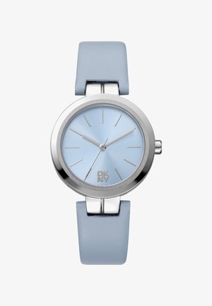 Runde silberne Armbanduhr mit einem hellblauen Zifferblatt, silbernen Stundenmarkierungen und einem weichen hellblauen Lederarmband. Verfügt über ein einfaches, elegantes Design.