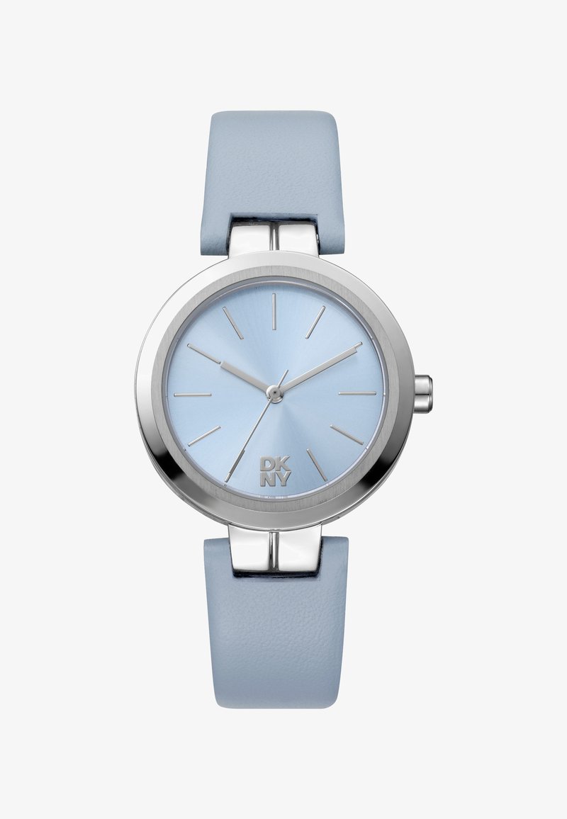 Ronde zilveren polshorloge met een lichtblauwe wijzerplaat, zilveren uurmarkeringen en een zachte lichtblauwe leren band. Heeft een eenvoudig, elegant ontwerp.