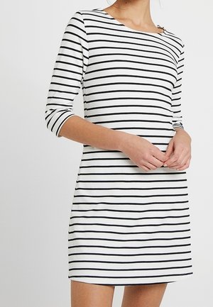 Robe à rayures avec une silhouette ajustée, confectionnée en tissu blanc avec des rayures horizontales noires, manches trois-quarts et encolure ronde.