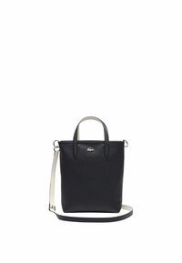 Sac à main en cuir noir avec une finition texturée, deux poignées supérieures, une bandoulière ajustable et un accent logo argenté à l'avant.