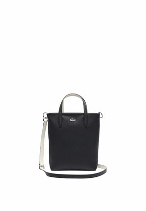 Sac à main en cuir noir avec une finition texturée, deux poignées supérieures, une bandoulière ajustable et un accent logo argenté à l'avant.