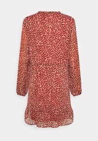 Červené květinové šaty s dlouhými rukávy, s nabíraným pasem, volánkovým lemem a měkkou, průsvitnou tkaninou s opakujícím se abstraktním vzorem.