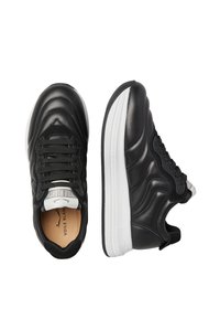 Baskets en cuir noir avec une tige texturée, fermeture à lacets et semelle blanche. Présente un logo sur la languette et une finition lisse.