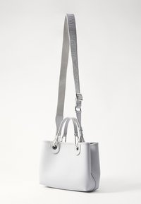 Szara skórzana torba na ramię z podwójnymi górnymi uchwytami oraz odpinanym, regulowanym paskiem. Posiada srebrne okucia i okrągłe pierścienie po bokach.