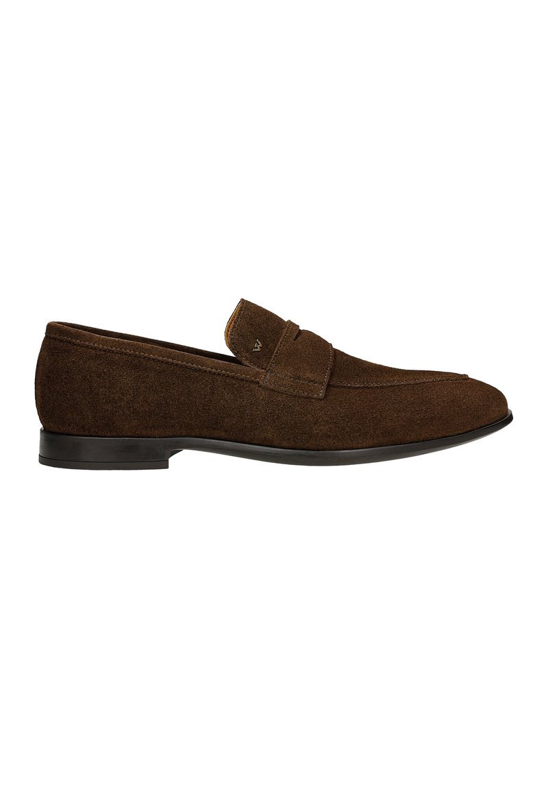 Mocassins en daim marron avec une texture lisse, présentant un accent cousu sur le devant et un petit talon noir.