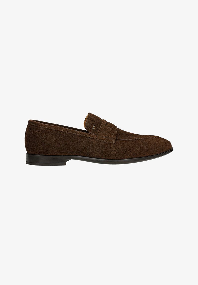 Mocassins en daim marron avec une texture lisse, présentant un accent cousu sur le devant et un petit talon noir.