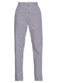 Spodnie w paski wykonane z tkaniny w kolorze granatowym i białym, z dopasowanym krojem, standardowym paskiem i pionowymi cienkimi paskami.