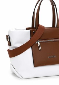 Borsa a mano marrone e bianca realizzata in materiale sintetico texturizzato. Presenta manici superiori, una tracolla rimovibile e una tasca con zip frontale.