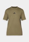 ESSENTIAL THREE STRIPES - Μπλουζάκι με στάμπα - olive strata/black