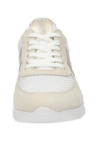 Weiße und beige Sneaker mit einem perforierten Design, Wildledermaterial, traditionellem Schnürsystem und einer glatten Gummisohle.