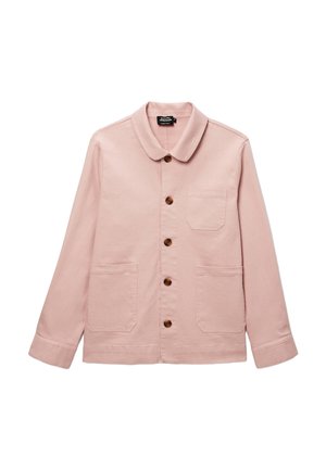 Veste décontractée rose clair avec quatre boutons bruns, un col arrondi et trois poches à l'avant — deux grandes poches basses et une poche poitrine.