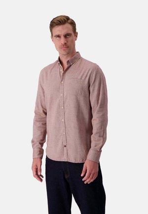 Chemise rouge clair à manches longues avec une petite poche sur la poitrine, fabriquée dans un tissu texturé, dotée d'un col classique et de détails en bouton.
