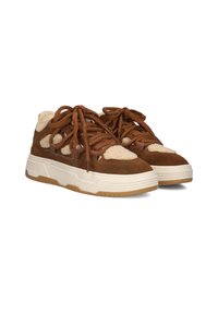 Bruine suède sneakers met crèmekleurige gestructureerde panelen, dikke witte tussenzool en bruine rubberen zool. Voorzien van veters en een zijuitsnede ontwerp.
