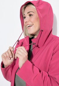 Růžová voděodolná bunda s kapucí, vybavená nastavovacími šňůrkami, předním zipem a dlouhými rukávy. Hladká textura a moderní design.