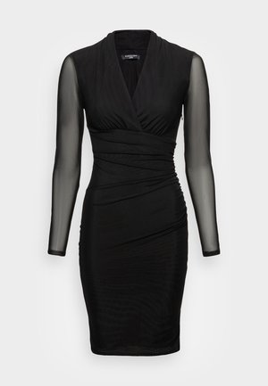 Schwarzes, figurbetontes Kleid mit transparenten langen Ärmeln, V-Ausschnitt und gerafften Details an Taille und Rock.