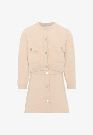 Beige gebreide tweedelige set met lange mouwen, ronde halslijn, twee voorflapzakken en hartvormige knopen aan de voorkant.