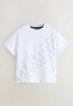 Weißes Baumwoll-T-Shirt mit einem diagonalen Aufdruck "BAKER" in Blau und Orange. Standard Rundhalsausschnitt, kurze Ärmel und lockere Passform.