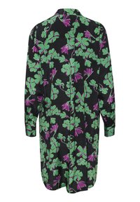 Vestido floral con fondo negro, hojas verdes y flores moradas, mangas largas, cuello con solapa y silueta fluida.