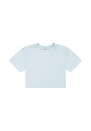 Jasnoniebieski krótki T-shirt z krótkim rękawem, okrągłym dekoltem i małym tekstem pisanym kursywą blisko kołnierza po lewej stronie.