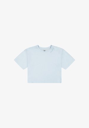 Jasnoniebieski krótki T-shirt z krótkim rękawem, okrągłym dekoltem i małym tekstem pisanym kursywą blisko kołnierza po lewej stronie.