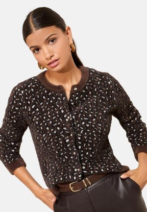 Brauner gestrickter Cardigan mit einem strukturierten Muster aus weißen und hellgrauen Sprenklern, mit rundem Ausschnitt und Knopfverschluss.