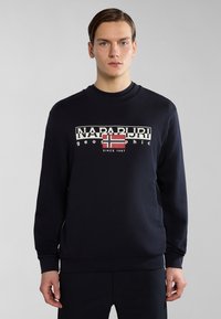 Felpa blu navy con collo a rotondo, maniche lunghe e una stampa grafica con testo e una bandiera norvegese al centro.