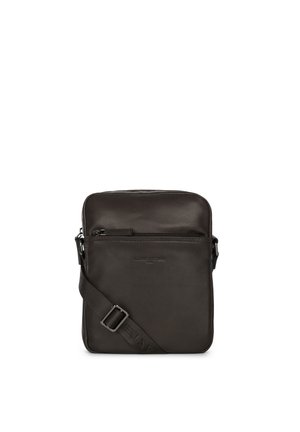 Borsa a tracolla in pelle marrone scuro con tasca frontale con zip, tracolla regolabile, texture liscia e dettaglio di branding impresso.