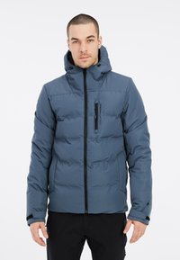 Padded Kapuzenjacke in Dunkelblau mit Reißverschluss, Reißverschlusstasche auf der Brust und elastischen Bündchen. Glatte Textur ohne sichtbare Muster oder Akzente.