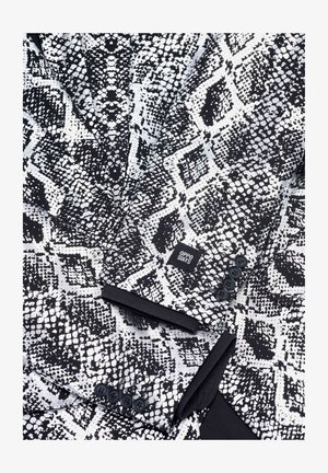 Schwarz-weiß gemusterte Anzugjacke mit strukturiertem Reptildesign, vierknöpfigem Verschluss und einem Etikett von "Oppo Suits".