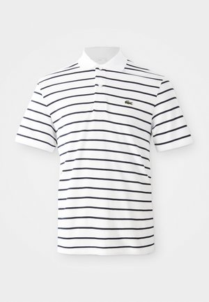 Weißes Poloshirt mit schwarzen horizontalen Streifen, kurzen Ärmeln, zwei Knöpfen und einem kleinen grünen Krokodil-Logo auf der linken Brust.