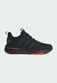 Basket noir avec une tige en maille texturée, trois bandes tonales, une semelle rembourrée et un accent orange sur la semelle extérieure.
