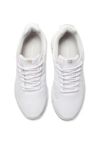 Vita sportskor med en texturerad mesh-övre, rund tå och gummisula. Utrustad med snörning och logotyp på tungan. Storlek 41.