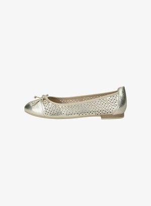 Goldene metallische Ballerinas mit einem perforierten Design, runder Spitze, kleinem Schleifenakzent und flacher Sohle. Glatte Textur, leichtes Material.