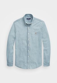 Camicia button-down in denim azzurro chiaro, con maniche lunghe, colletto a punta e logo discreto sul petto. Tessuto morbido, vestibilità standard.