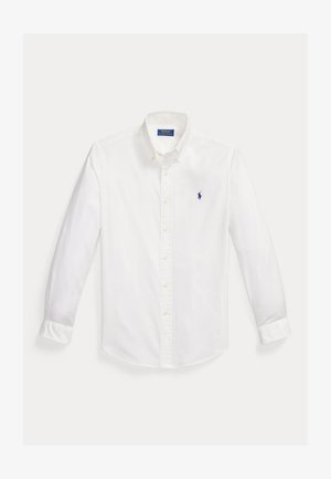 Weißes langärmeliges Hemd mit Knöpfen, mit einem blauen, gestickten Polospieler-Logo auf der linken Brust und einem geknöpften Kragen.