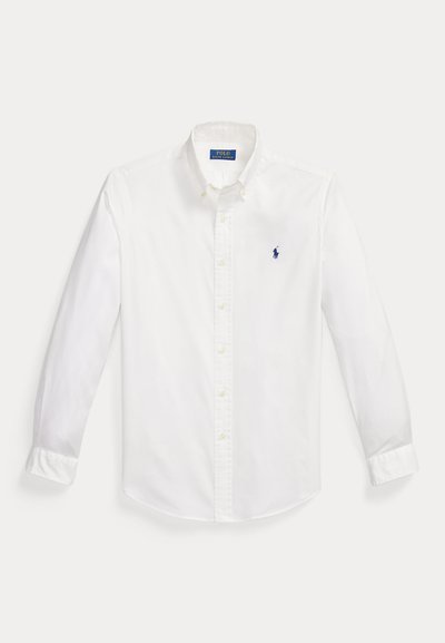 Λευκό πουκάμισο με μακριά μανίκια και κουμπιά, με μπλε κεντημένο λογότυπο παίκτη πολο στην αριστερή πλευρά του στήθους και γιακά με κουμπιά.