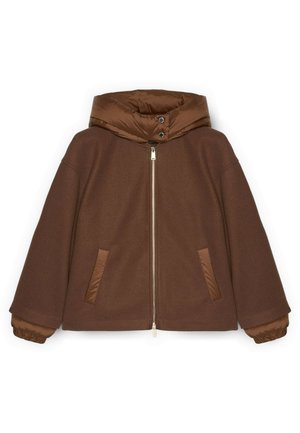 Chaqueta marrón con cremallera y capucha acolchada, puños elásticos y bolsillos en ángulo, que combina texturas de lana y tejido acolchado.