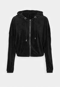 Sudadera con cremallera de terciopelo negro con un diseño corto, capucha ajustable con cordón y puños elásticos. Textura suave con un acabado liso.