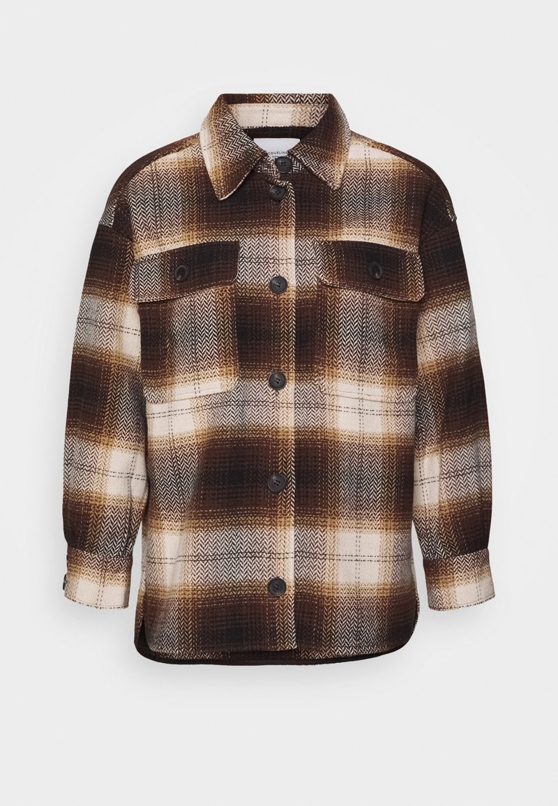 Veste à carreaux marron et beige à boutons, avec col et deux poches poitrine boutonnées sur le devant, sur fond blanc.