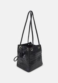 Czarna torebka w kształcie wiadra, wykonana z teksturowanej skóry z wzorem krokodylej skóry. Posiada dwa długie uchwyty oraz metalowe oczka do zasuwania na sznurek.