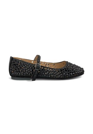 Schwarze Ballerinas mit einem perforierten Design, ausgestattet mit einem Riemen mit Schnalle und einer flachen Sohle. Das Obermaterial ist strukturiert und glänzend.