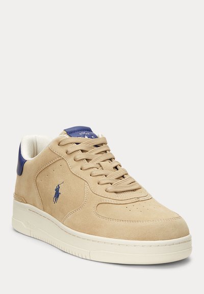 Beige mockasneaker med mörkblå detaljer på hälen och tungan, Polo Ralph Lauren-logotyp broderad på sidan, krämfärgad gummisula och beige skosnören.
