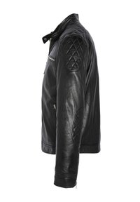 Veste en cuir noire avec des coudières et des épaules matelassées, des poches zippées sur la poitrine et les côtés, et un col à bouton-pression.