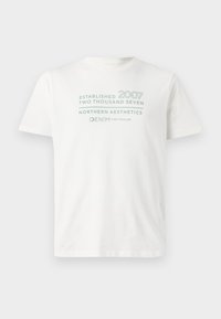 Camiseta de algodón blanca con el texto "Establecido 2007" y "Estéticas del Norte" en azul claro, con cuello redondo y mangas cortas.