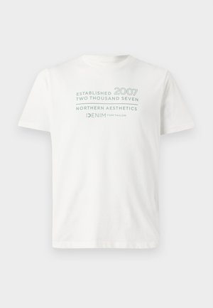 Balta medvilnė marškinėliai su užrašu "Įsteigta 2007" ir "Šiaurės Estetika" šviesiai mėlyna spalva, su apvalia iškirpte ir trumpomis rankovėmis.