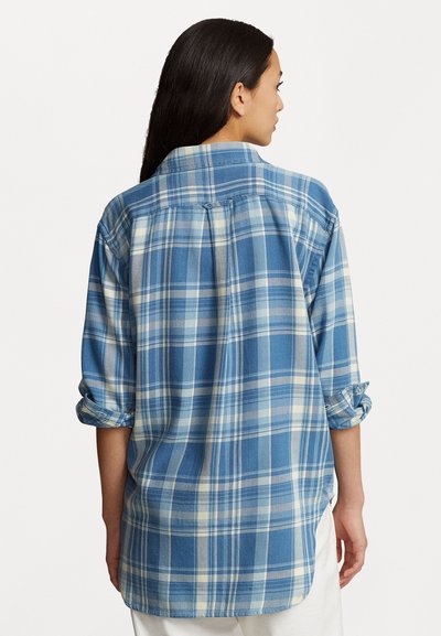 Camicia in flanella a quadri blu con maniche arrotolate, dotata di colletto, piega sulla schiena e un design con orlo più lungo per un fit rilassato.