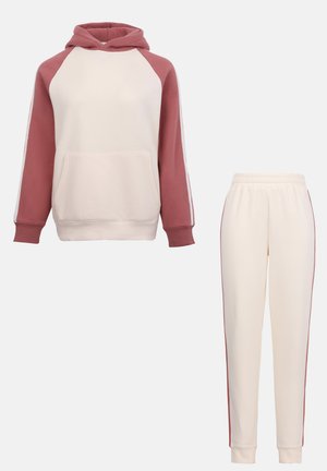 Sweat à capuche crème et rose poussiéreux avec poche avant, et jogging crème assorti avec des bandes latérales rose poussiéreux.