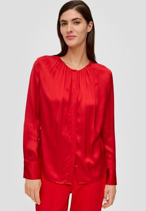 Rode satijnen blouse met lange mouwen, ronde halslijn en een knoopsluiting aan de voorkant. Bevat zachte plooien en een gladde, glanzende textuur.